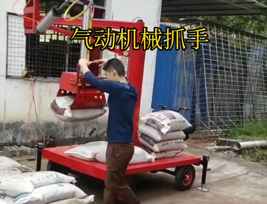伊宁县机械抓手机械抓手码垛卸货神器机械臂搬运青储搬运机操作方便吗水泥机械抓手操作方便吗